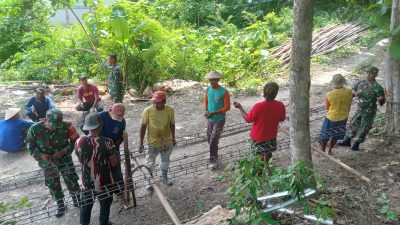 Babinsa Peduli Pendidikan, Turut Kerja Bakti Perbaikan Gedung SD