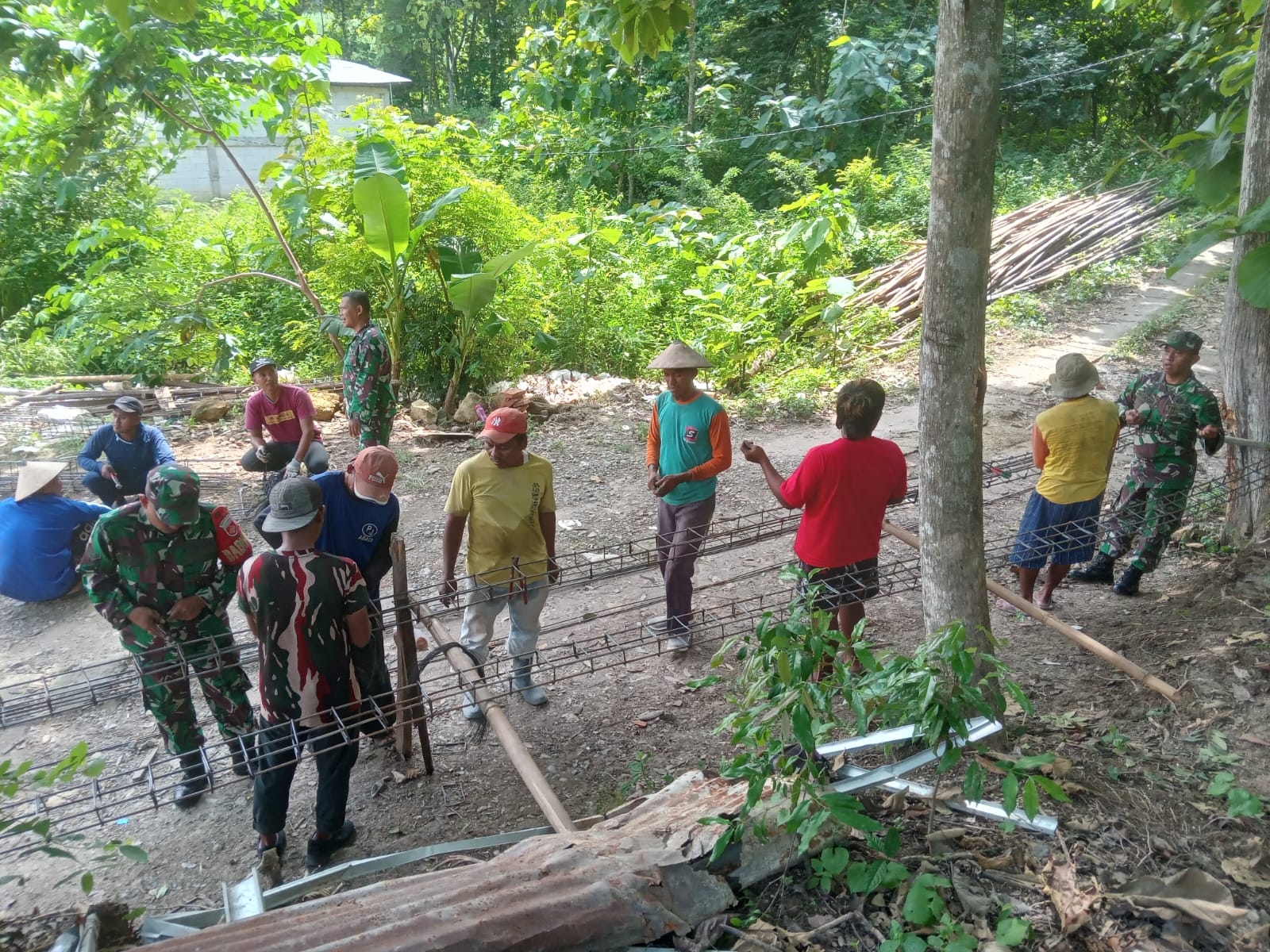 Babinsa Peduli Pendidikan, Turut Kerja Bakti Perbaikan Gedung SD
