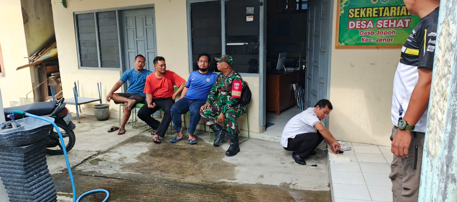 Babinsa Tingkatkan Keakraban Lewat Komsos Bersama Warga