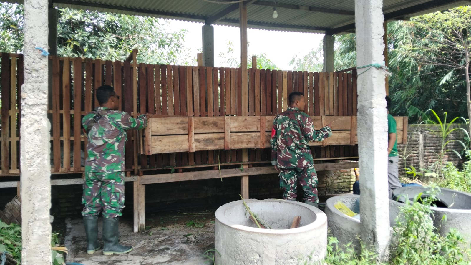 Babinsa Pantau Ternak Kambing, Imbau Warga Jaga Kebersihan Kandang agar Tidak Menimbulkan Bau