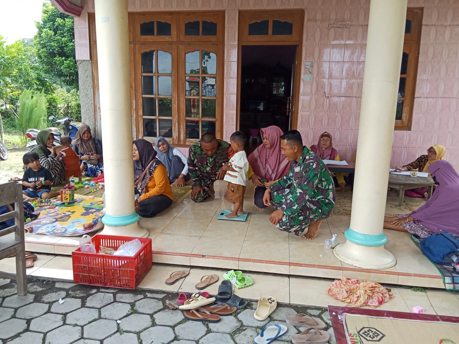 Babinsa Dampingi Kegiatan Posyandu, Sampaikan Pesan Penting untuk Orang Tua