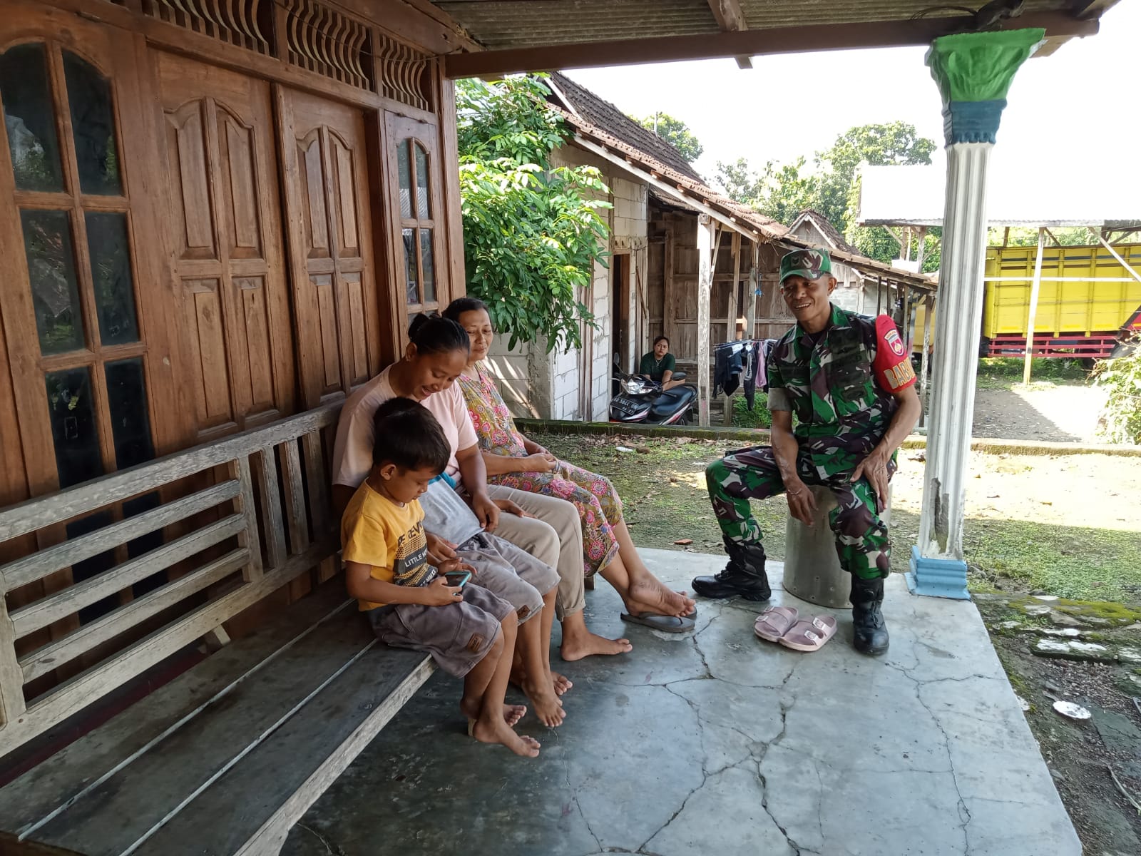 Babinsa Laksanakan Komsos Door to Door, Pererat Silaturahmi dengan Warga