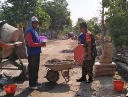 Babinsa Berperan Aktif Bangun Talud Jalan, Jamin Aman dan Lancarnya Transportasi