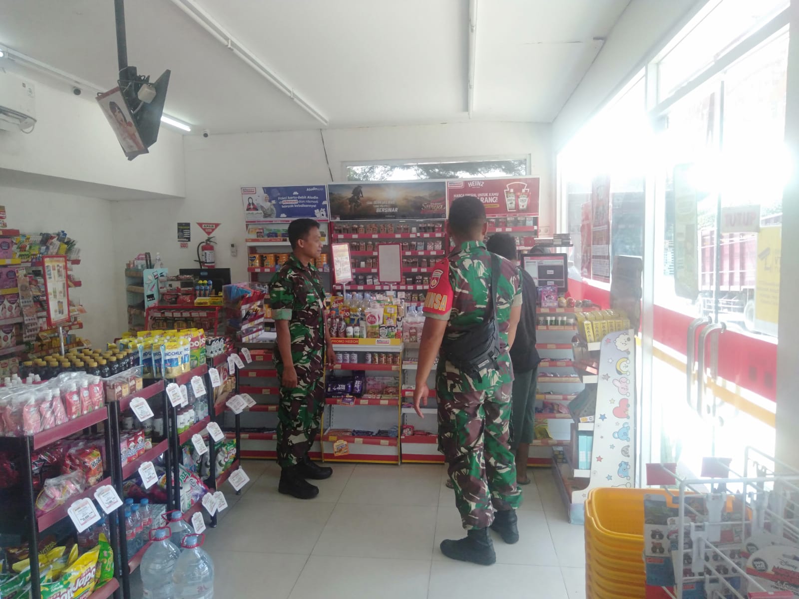 Babinsa Cek Makanan dan Minuman, Cegah Peredaran Barang Kadaluarsa
