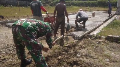 Babinsa Turut Berperan Aktif dalam Pengerasan Jalan Kampung Babinsa Turut Berperan Aktif dalam Pengerasan Jalan Kampung