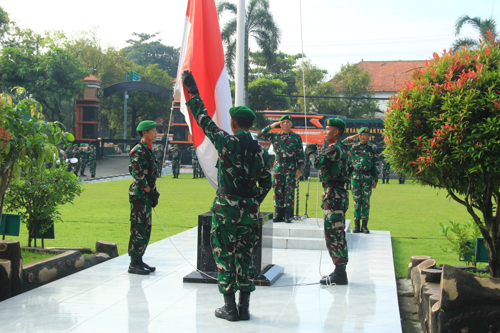Kasdim Pimpin Upacara Bendera Hari Senin di Makodim