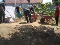 Babinsa Bantu Pengurukan Rumah Warga, Dukungan Nyata Bagi yang Membutuhkan