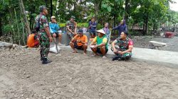 Babinsa Komsos dengan Warga Jelang Lebaran,  Jaga Kondusifitas Wilayah