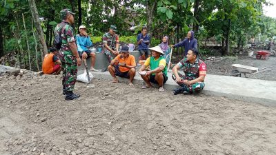 Babinsa Komsos dengan Warga Jelang Lebaran,  Jaga Kondusifitas Wilayah