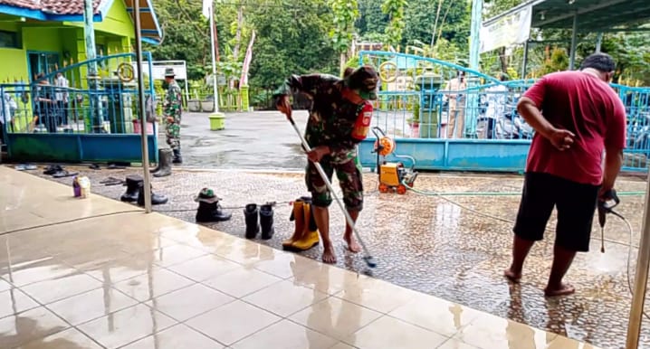 Babinsa Bantu Pembersihan Masjid, Tekankan Kebersihan Tetap Dijaga Meski Ramadan Usai