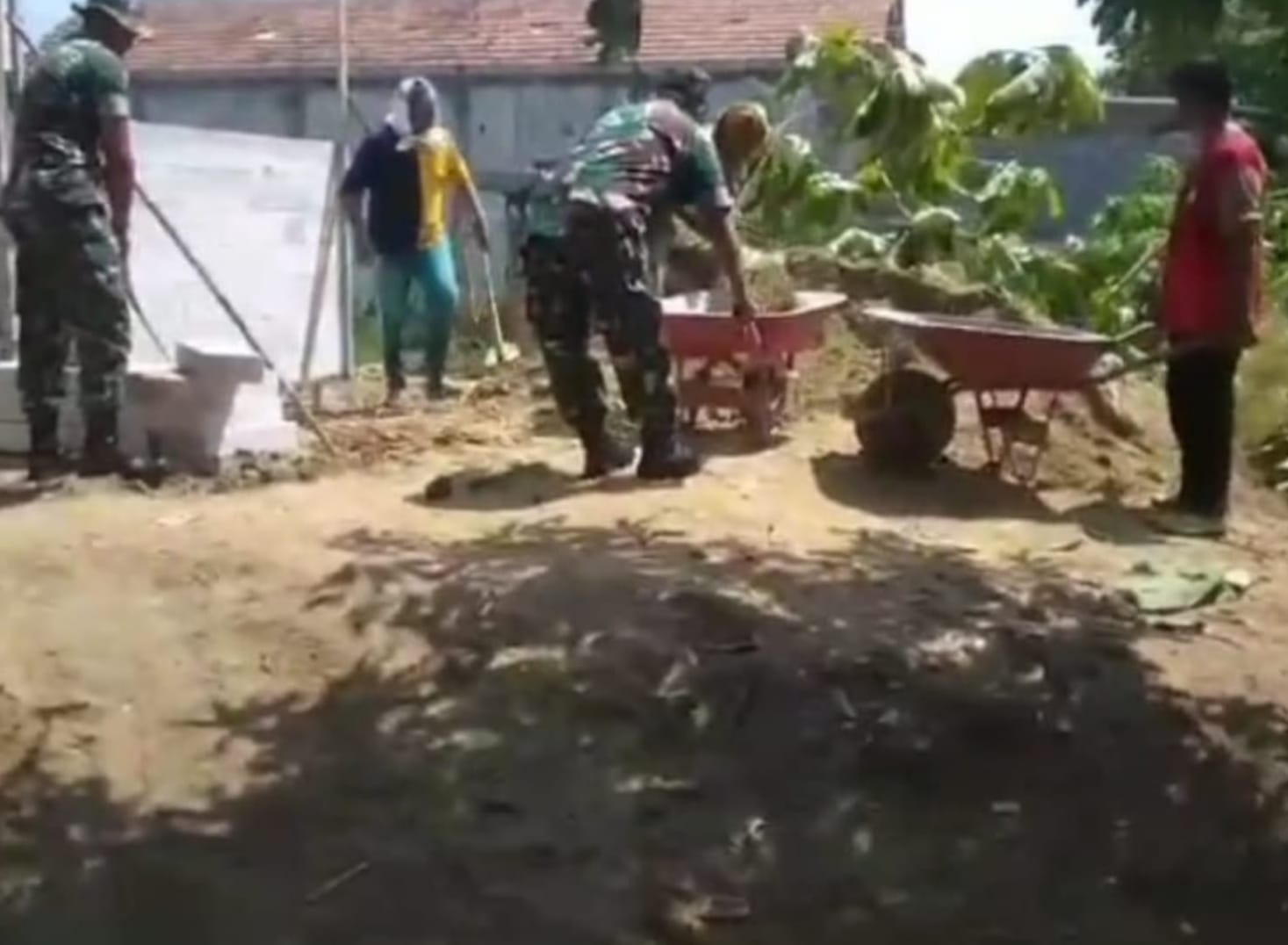 Babinsa Bantu Pengurukan Rumah Warga, Dukungan Nyata Bagi yang Membutuhkan