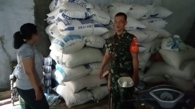 Babinsa Cek Stok Beras Pasca Lebaran, Pastikan Ketersediaan Aman dan Harga Stabil
