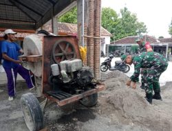 Babinsa Gotong Royong Bangun Rumah Warga, Wujudkan Kebersamaan