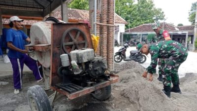 Babinsa Gotong Royong Bangun Rumah Warga, Wujudkan Kebersamaan Babinsa Gotong Royong Bangun Rumah Warga, Wujudkan Kebersamaan