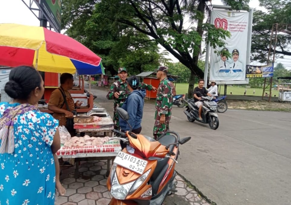Babinsa Patroli Area Pedagang Kaki Lima Dadakan, Pastikan Ketertiban dan Kemudahan Beribadah di Bulan Puasa