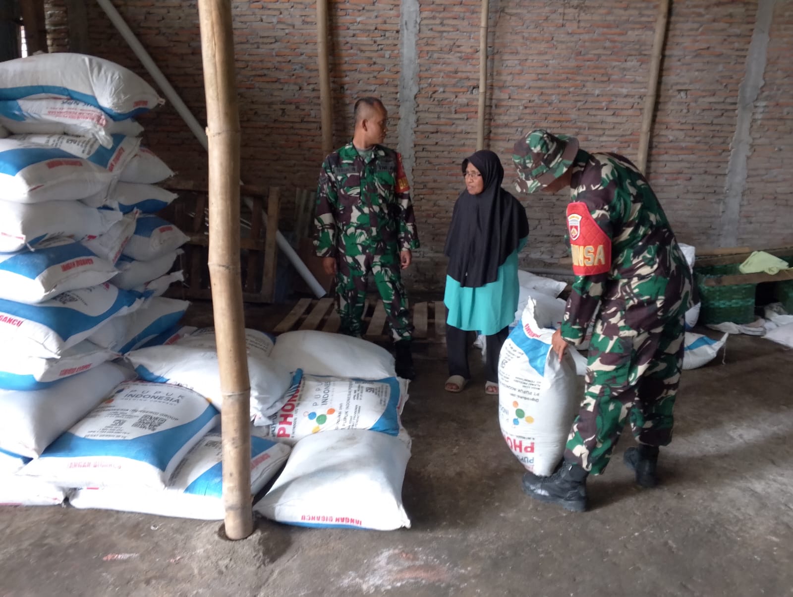 Babinsa Memastikan Ketersediaan Pupuk Bersubsidi