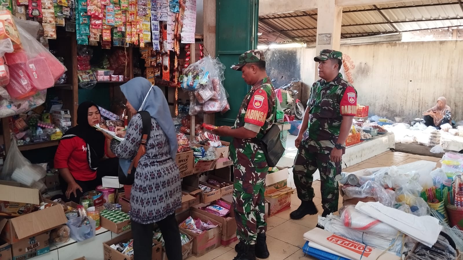 Babinsa Susuri Pasar, Cek Keamanan Makanan yang Dijual Pedagang