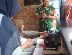 Babinsa Lakukan Pendataan Pengunjung Tempat Wisata, Ciptakan Situasi Aman dan Tertib
