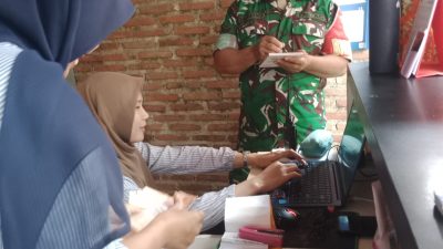 Babinsa Lakukan Pendataan Pengunjung Tempat Wisata, Ciptakan Situasi Aman dan Tertib