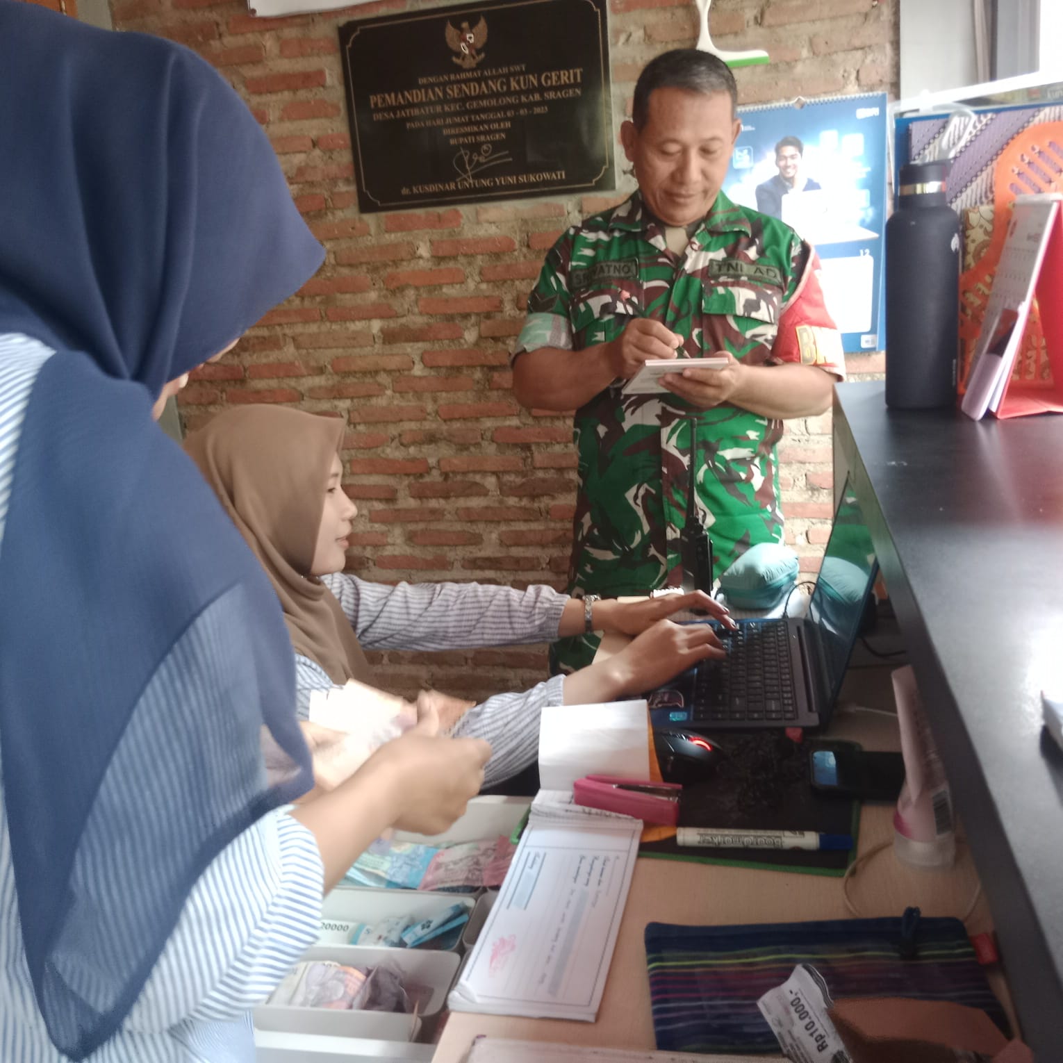 Babinsa Lakukan Pendataan Pengunjung Tempat Wisata, Ciptakan Situasi Aman dan Tertib