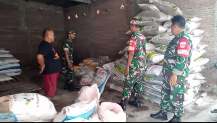 Babinsa Cek Stok Pupuk Bersubsidi, Pastikan Ketersediaan Aman