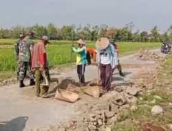 Babinsa Bersama Warga Kerja Bakti Uruk Bahu Jalan