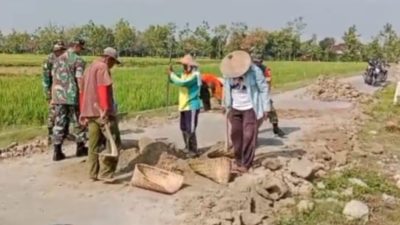 Babinsa Bersama Warga Kerja Bakti Uruk Bahu Jalan
