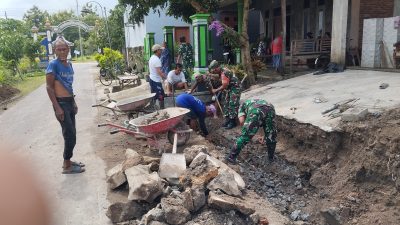 Babinsa Bersama Warga Membangun Gorong-Gorong, Bentuk Kepedulian Terhadap Pembangunan Infrastruktur Desa