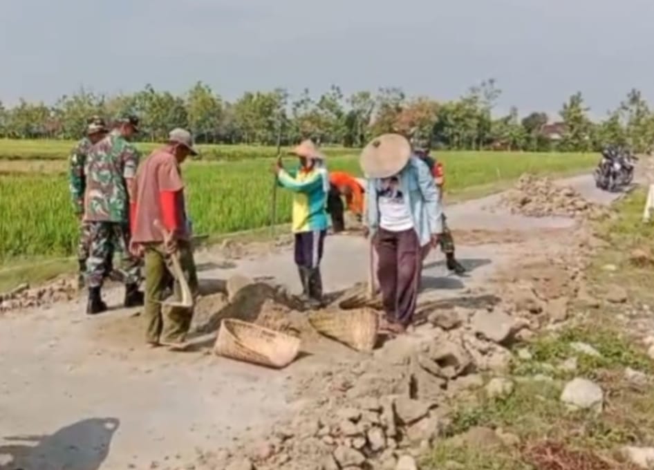 Babinsa Bersama Warga Kerja Bakti Uruk Bahu Jalan