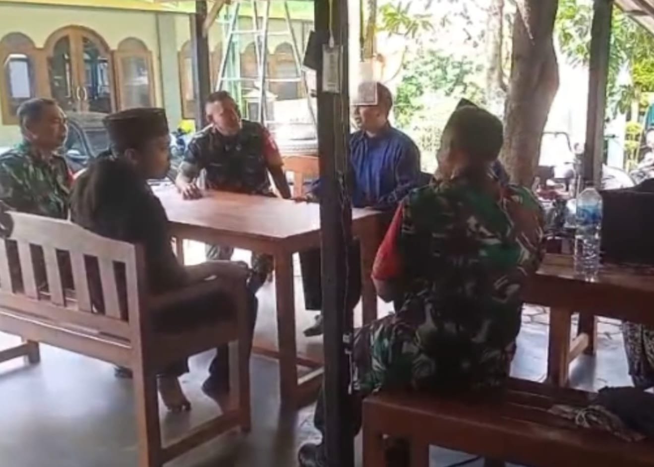 Babinsa Laksanakan Komsos dengan Tokoh Masyarakat, Perkuat Sinergi dan Kebersamaan