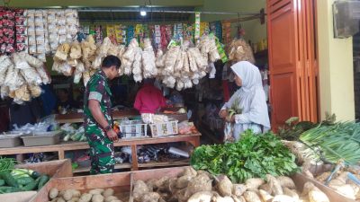Babinsa Cek Harga Kebutuhan Pokok, Pastikan Tetap Terjangkau bagi Masyarakat Babinsa Cek Harga Kebutuhan Pokok, Pastikan Tetap Terjangkau bagi Masyarakat