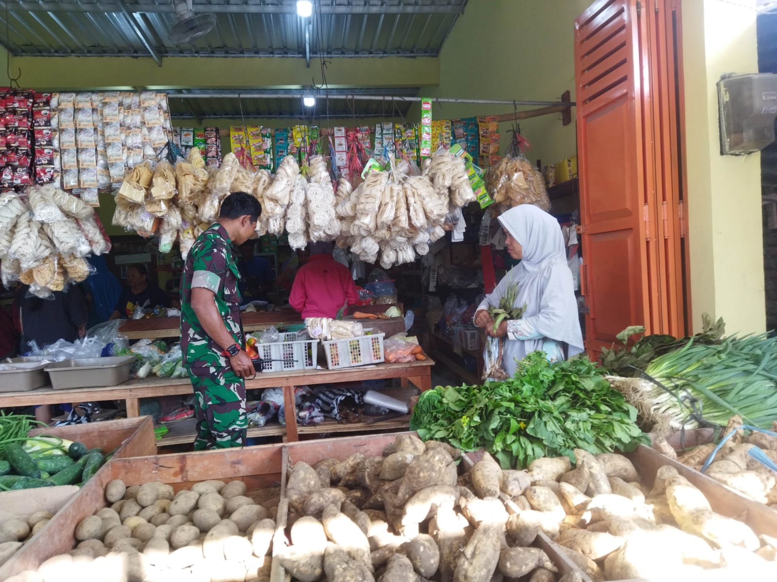 Babinsa Cek Harga Kebutuhan Pokok, Pastikan Tetap Terjangkau bagi Masyarakat
