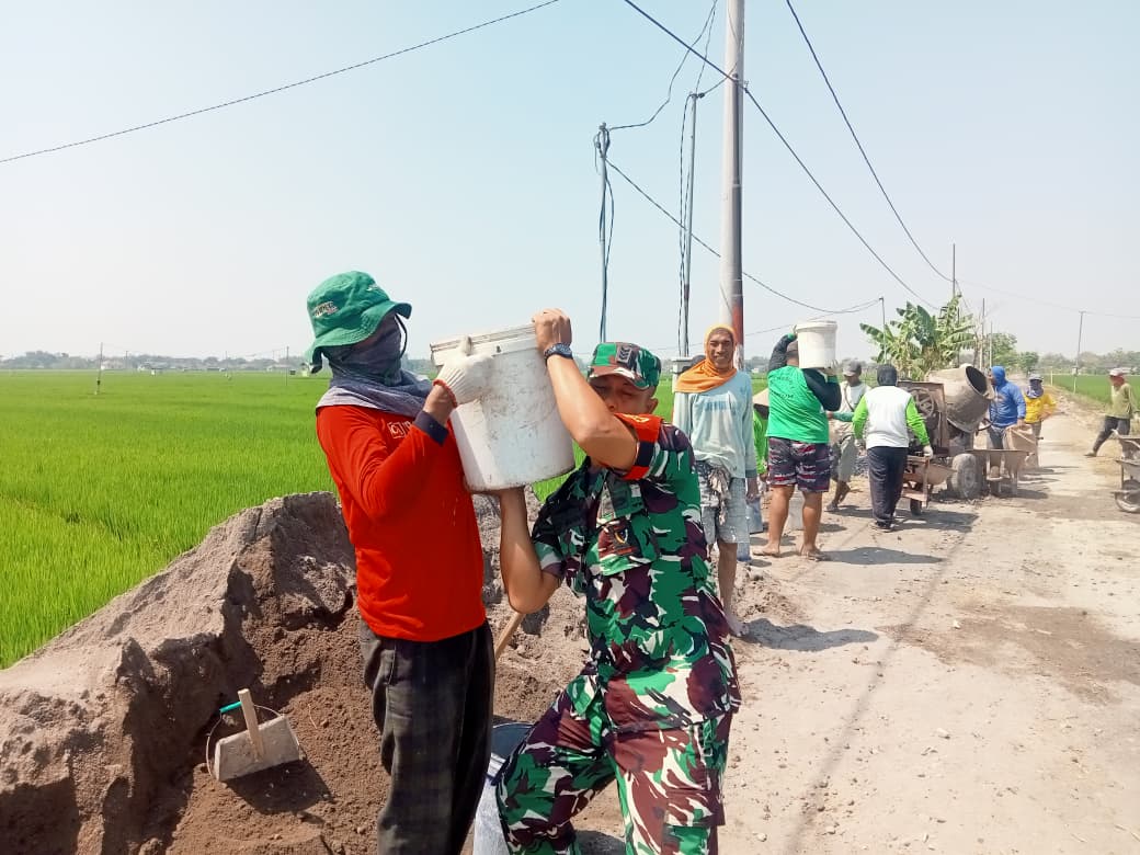 Babinsa Turut Serta Pengecoran Jalan, Kepedulian untuk Kepentingan Bersama