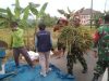 Babinsa Berjibaku dengan Lumpur dan Rasa Gatal Saat Bantu Petani Panen Padi