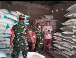 Babinsa Cek Kebutuhan Pupuk Petani Melalui Penjual Pupuk
