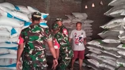 Babinsa Cek Kebutuhan Pupuk Petani Melalui Penjual Pupuk