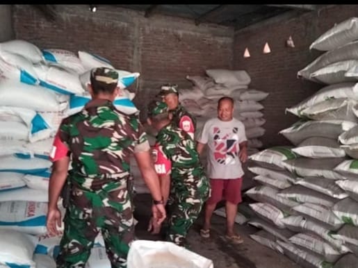 Babinsa Cek Kebutuhan Pupuk Petani Melalui Penjual Pupuk