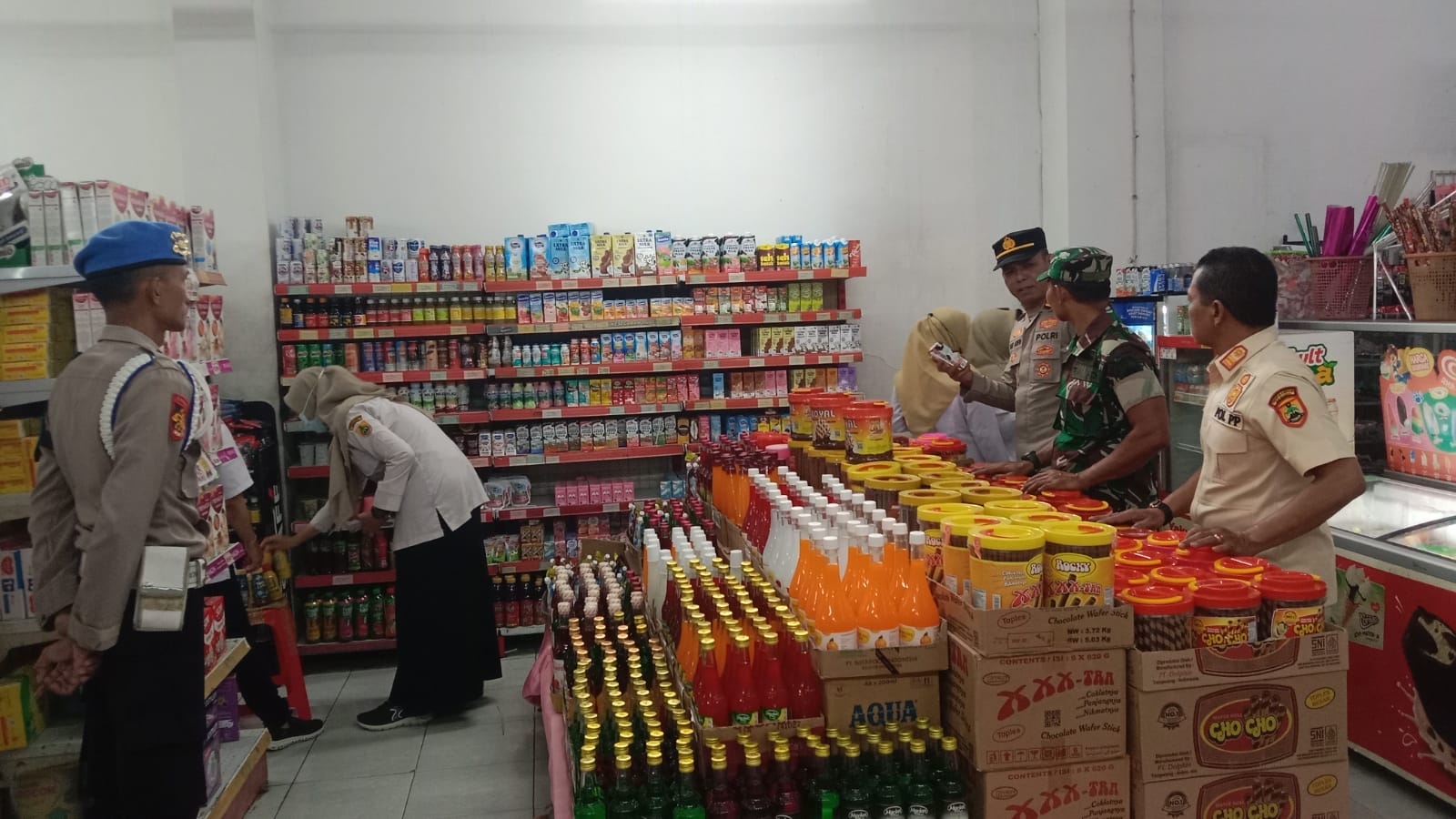 Babinsa Cek Makanan dan Minuman Kedaluwarsa Jelang Lebaran 2026