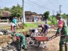 Babinsa Gotong Royong Pembuatan Parit Guna Lancarkan Aliran Air