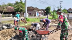 Babinsa Gotong Royong Pembuatan Parit Guna Lancarkan Aliran Air