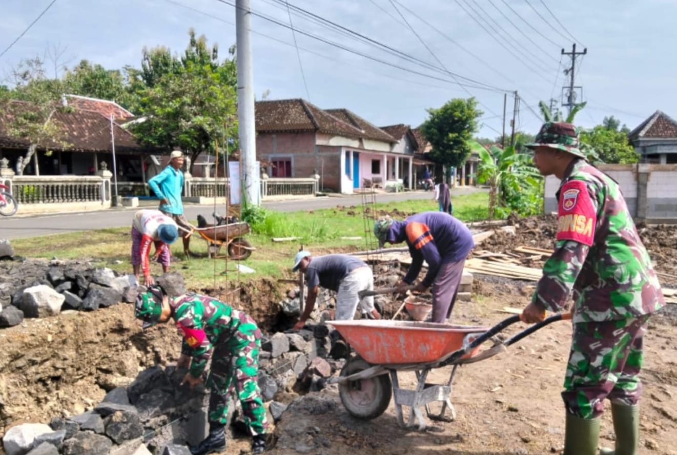 Babinsa Gotong Royong Pembuatan Parit Guna Lancarkan Aliran Air