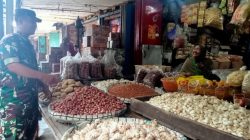 Babinsa Cek Ketersediaan Sembako di Pasaran Usai Hari Raya