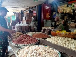 Babinsa Cek Ketersediaan Sembako di Pasaran Usai Hari Raya