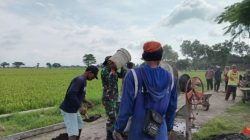 Babinsa Turut Bantu Pengecoran Jalan, Wujudkan Semangat Gotong Royong