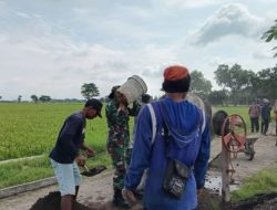 Babinsa Turut Bantu Pengecoran Jalan, Wujudkan Semangat Gotong Royong