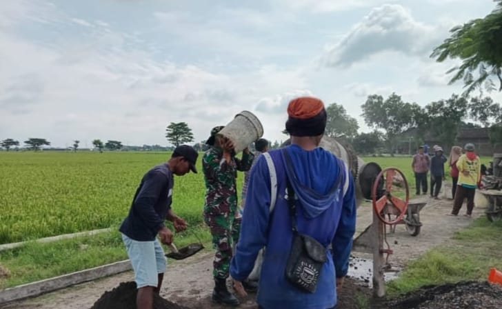 Babinsa Turut Bantu Pengecoran Jalan, Wujudkan Semangat Gotong Royong