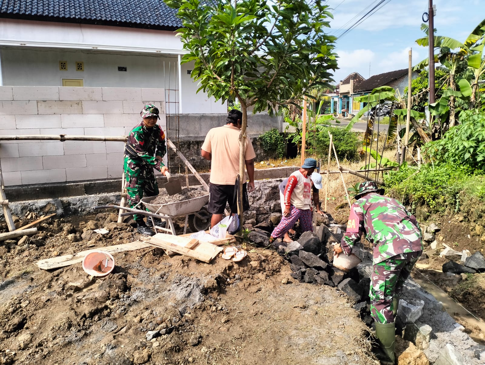 Babinsa Berpartisipasi Aktif dalam Pembangunan Parit Masjid
