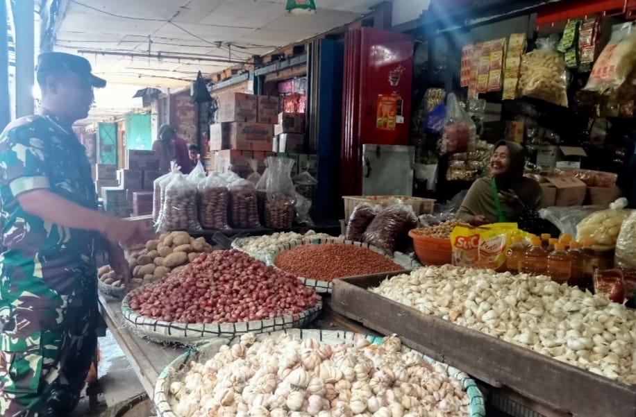 Babinsa Cek Ketersediaan Sembako di Pasaran Usai Hari Raya