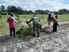 Babinsa Bersama Warga Lakukan Pembersihan Jalan di Sekitar Masjid