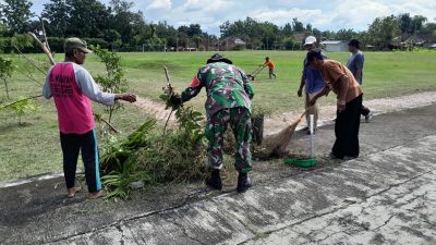 Babinsa Bersama Warga Lakukan Pembersihan Jalan di Sekitar Masjid